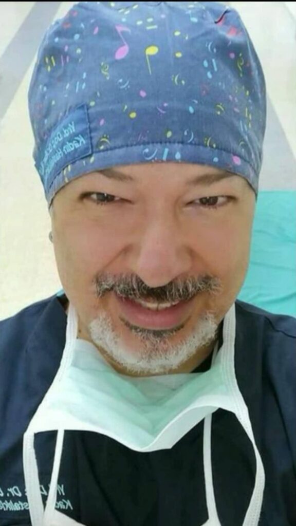 Ameliyathanede Dr. Eser Ağar Boneli Maskeli
